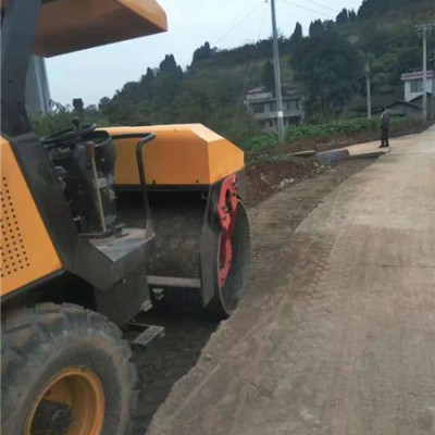 广东珠海四吨单钢轮振动压路机 可洒水压沥青的座驾式压路机