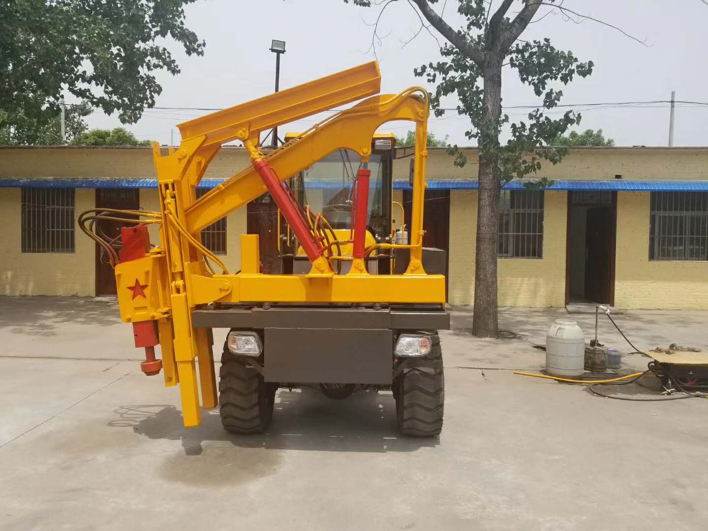 供应公路栏杆打桩机 高速公路护栏钻孔机