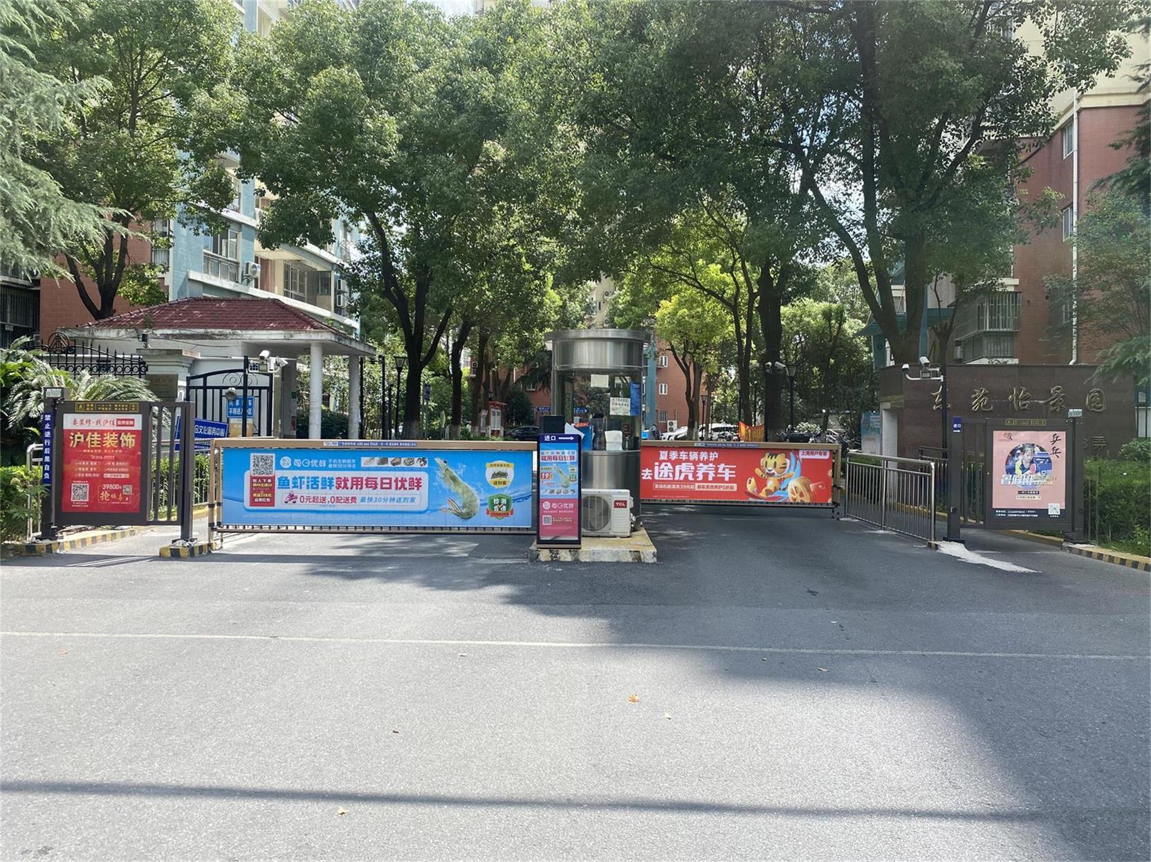 上海社区广告小区道闸广告门禁通道灯箱，自有资源道闸媒体发布