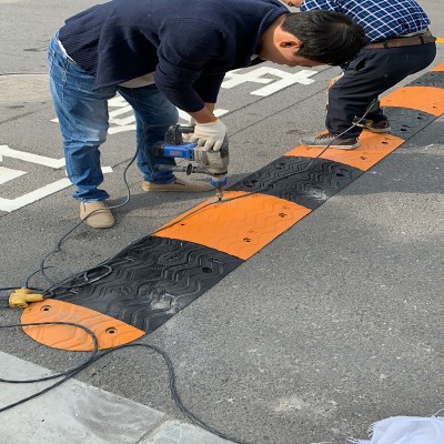 苏州工厂道路安装橡胶减速带多少钱一米
