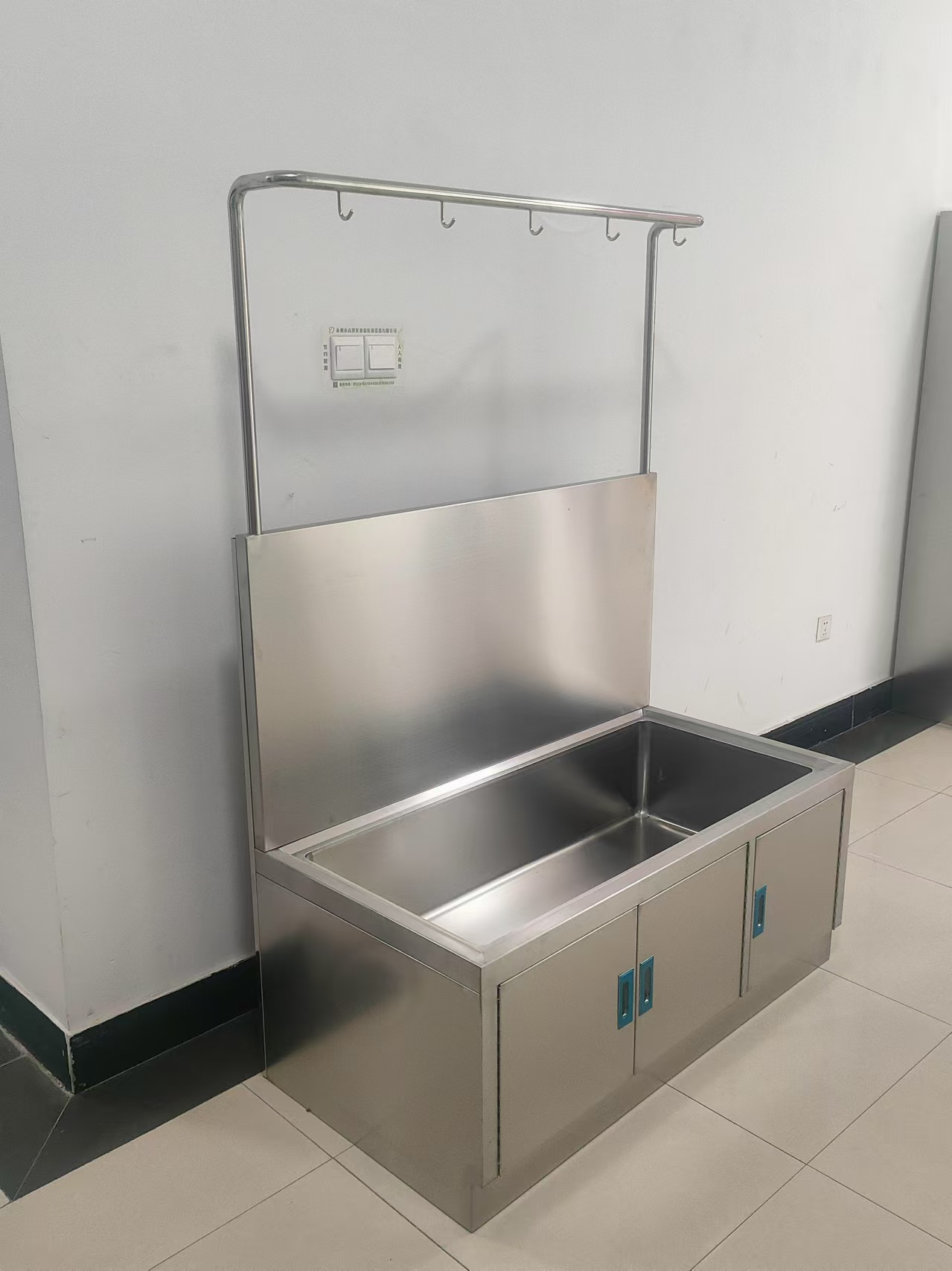 不锈钢制作清洗池拖把清洗水槽带挂钩