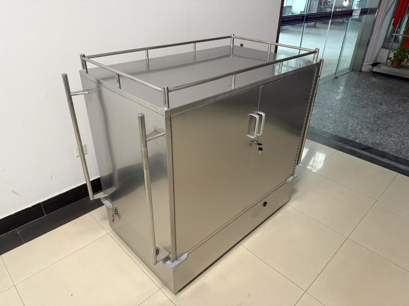 医用密封下送车